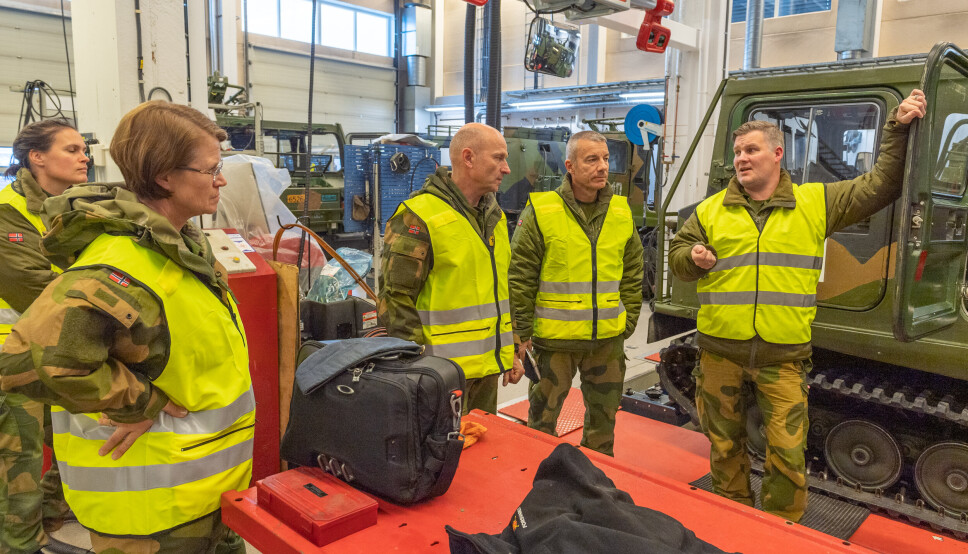 En gruppe får omvisning på verkstedet. Fra venstre: Kaptein Martine Klock, generalmajor Tonje Skinnarland, generalmajor Lars Christian Aamodt, brigader Frode Ommundsen og major Torkel Dalmo.