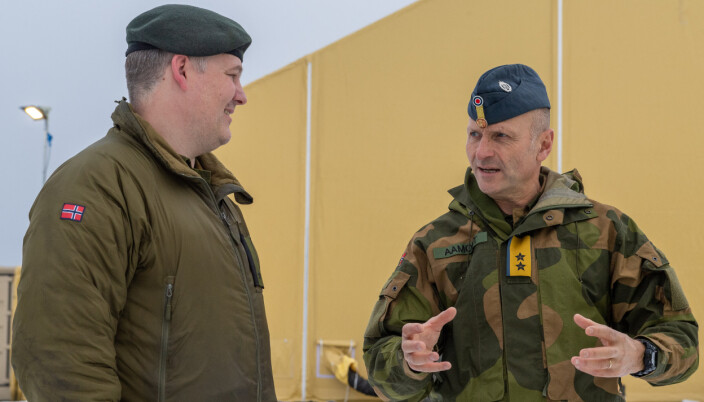 SJEF FLO: Generalmajor Lars Christian Aamodt (t.h) besøker Osmarka. Her sammen med major Torkel Dalmo, som er sjef for Forsvarets verksteder og produksjonsstyring i Osmarka