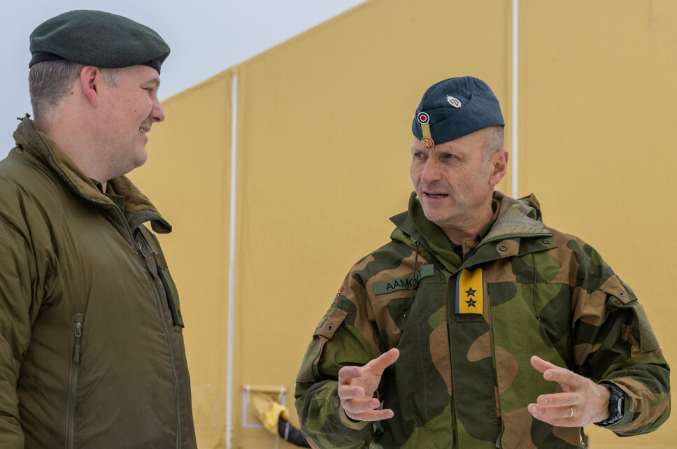 REKVIRERER: Generalmajor Lars Christian Aamodt (t.h) er sjef for Forsvarets logistikkorganisasjon. Her sammen med major Torkel Dalmo (t.v), som er sjef for Forsvarets verksteder og produksjonsstyring i Osmarka utenfor Harstad.