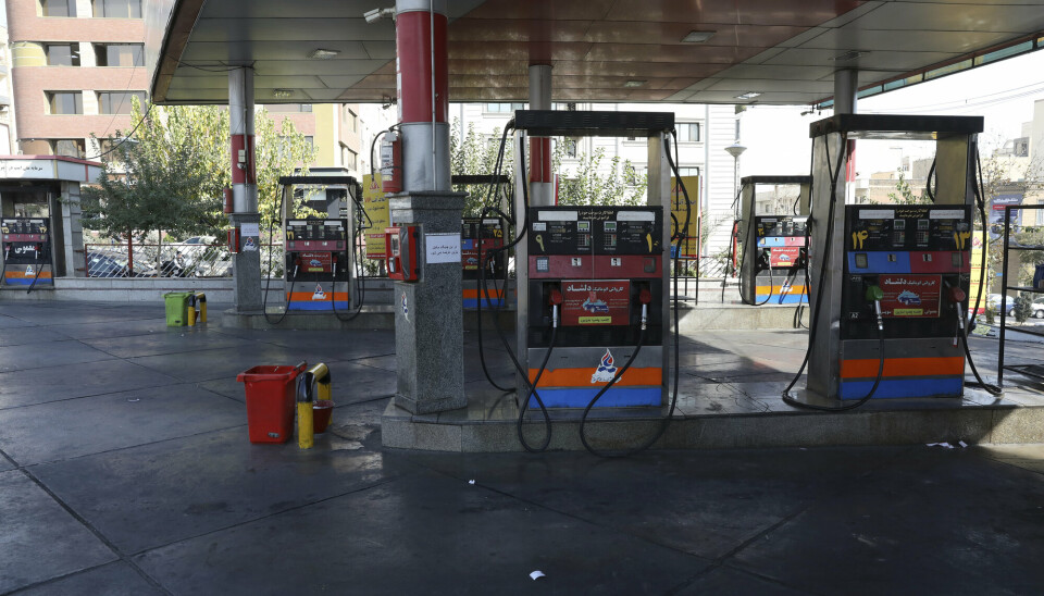 DRIVSTOFF: Iranere kjøper drivstoff på bensinstasjonene med et kort utstedt fra staten. Tirsdag var alle stasjonene nede etter et cyberangrep.