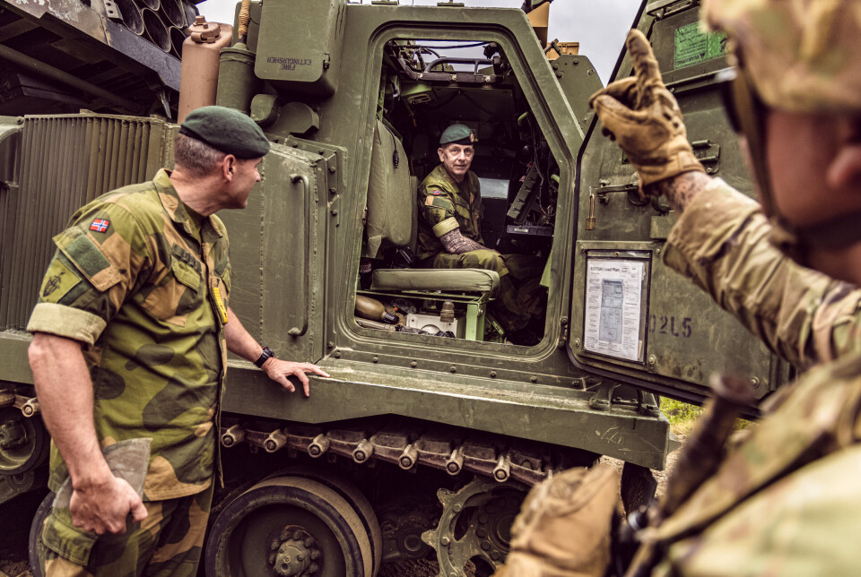 KOMMER FRA HÆREN: Sersjantmajor Rune Wenneberg kommer fra stillingen som sjefssersjant i Hæren. Her er han på skarpskyting med amerikansk MLRS-rakettartilleri.