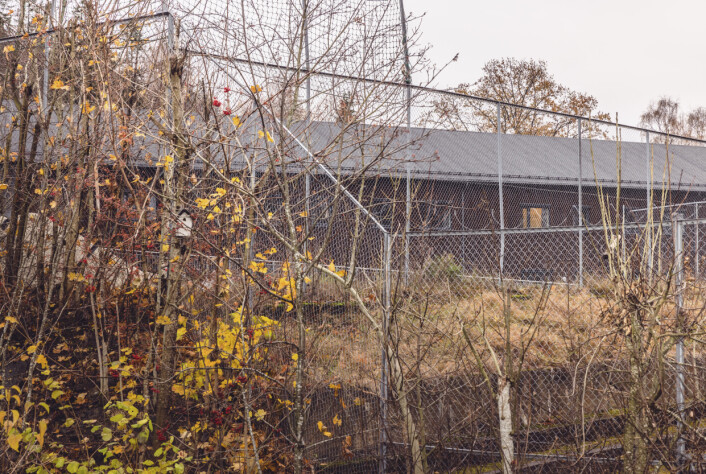 Terje Strandenæs og Ellen Hiorth bor ved Kolsås leir og er ikke fornøyde med den nye kasernen, Terje Strandenæs og Ellen Hiorth bor ved Kolsås leir og er ikke fornøyde med den nye kasernen,
