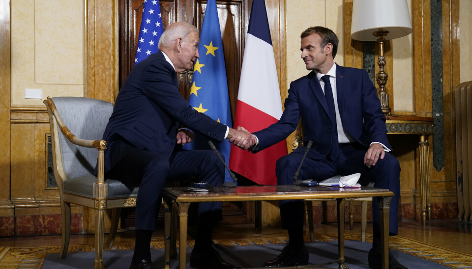 UBÅTSAKEN: USAs president Joe Biden møtte Frankrikes president Emmanuel Macron håndhilser under et møte i La Villa Bonaparte i Roma fredag.
