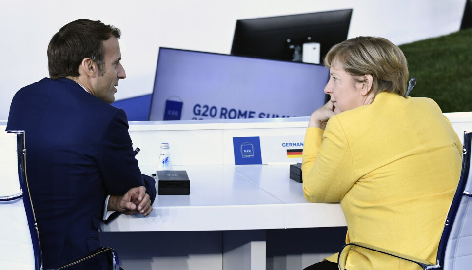 G20: Frankrikes president Emmanuel Macron snakker med Tysklands statsminister Angela Merkel på G20-møtet i Roma lørdag.