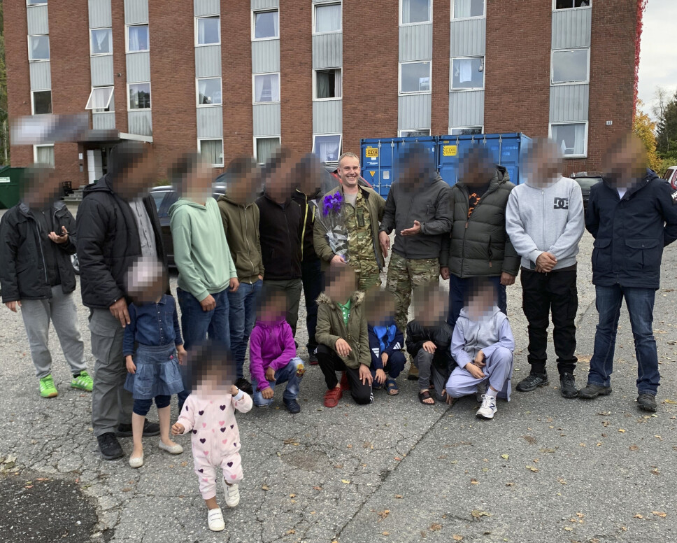FØRSTE MØTE PÅ NORSK JORD: Oberst Brage Larssen sammen med afghansk CRU-personell og familie. Personellet er sladdet for å beskytte identiteten. FØRSTE MØTE PÅ NORSK JORD: Oberst Brage Larssen sammen med afghansk CRU-personell og familie. Personellet er sladdet for å beskytte identiteten.