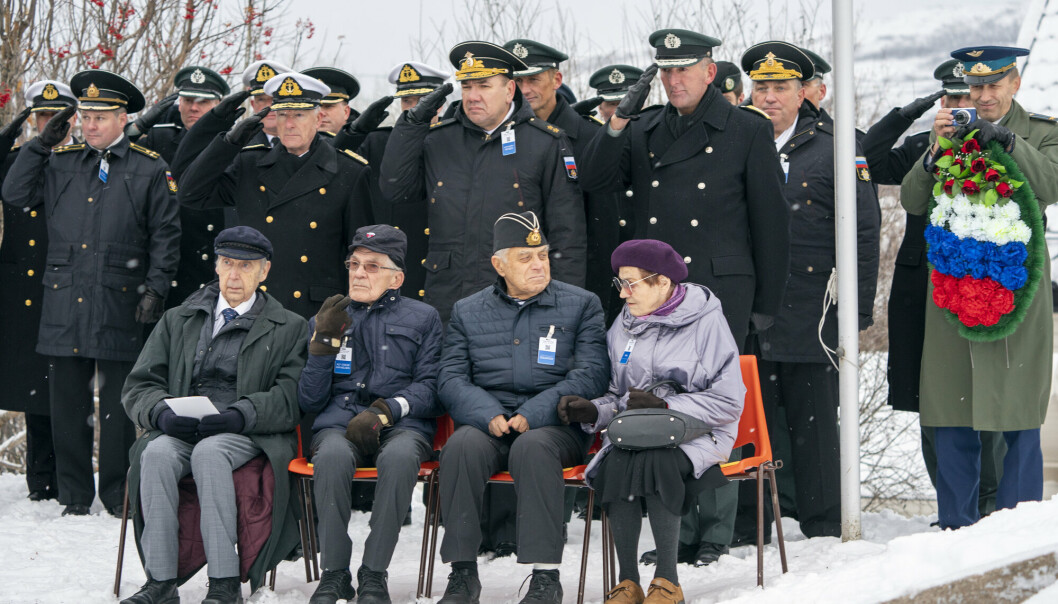 FRIGJØRING: Under 75-årsdagen for frigjøringen av Øst-Finnmark stilte norske og russiske krigsveteraner til en seremoni ved Frigjøringsmonumentet i Kirkenes.