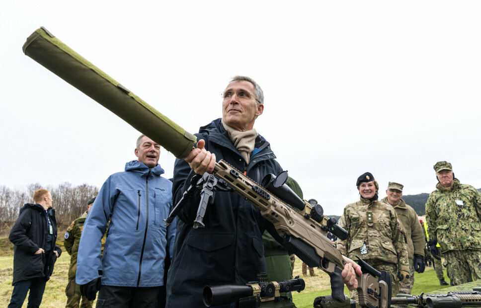 SØKT NY JOBB: Generalsekretær i Nato, Jens Stoltenberg, tar en kikk på et skarpskyttergevær under øvelse Trident Juncture. Nå har han søkt på stillingen som ny Sentralbanksjef.