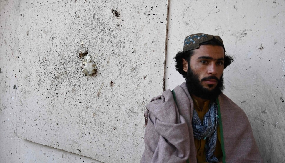 PÅ VAKT: En Taliban-soldat står vakt utenfor militærsykehuset Sardar Mohammad Dawood Khan i Kabul, etter et angrep på Kabuls militære hovedsykehus 3. november.