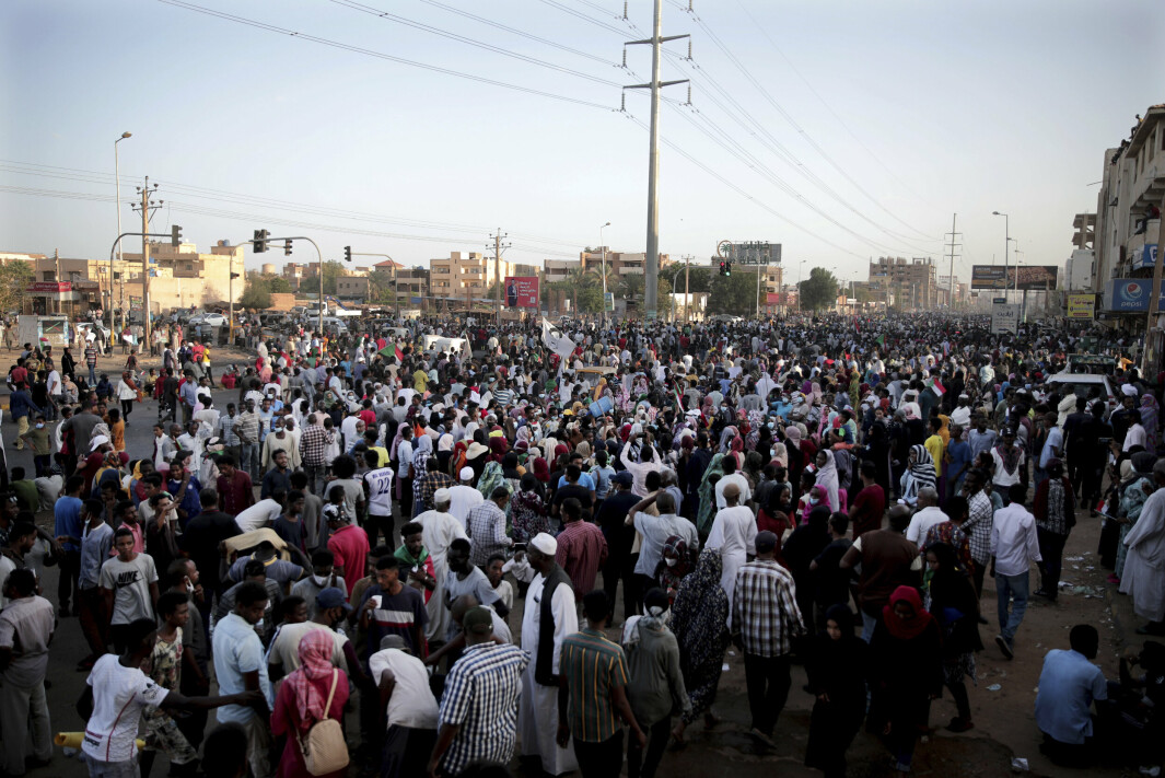 PROTESTER: Store folkegrupper samlet seg i gatene i Khartoum for å protestere mot kuppmakerne i Sudan.