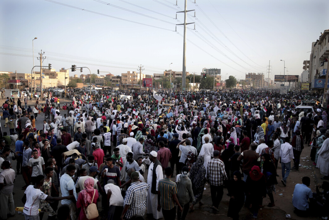 PROTESTER: Store folkegrupper samlet seg i gatene i Khartoum for å protestere mot kuppmakerne i Sudan. PROTESTER: Store folkegrupper samlet seg i gatene i Khartoum for å protestere mot kuppmakerne i Sudan.