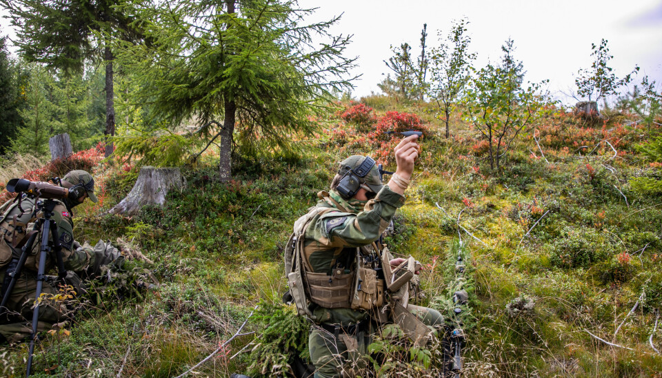 DRONER: Kommersielle droner blir ikke brukt taktisk eller operativt i felt, sier Forsvaret. Her ser vi den norsk-utviklede nanodronen «Black hornet».