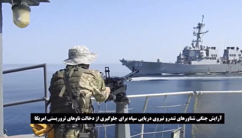 OMANBUKTA: Den iranske revolusjonsgarden har publisert en video som viser en konfrontasjon mellom iranske soldater og et amerikansk krigsskip i forbindelse med den påståtte kapringen av en oljetanker i Omanbukta.