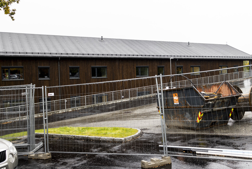 TAK: Det vil koste rundt åtte millioner kroner å senke taket cirka 2 meter på mannskapsforlegningen i Kolsås leir. Et vedtak hos Statsforvalteren ga medhold til naboer som klagde på byggets høyde.