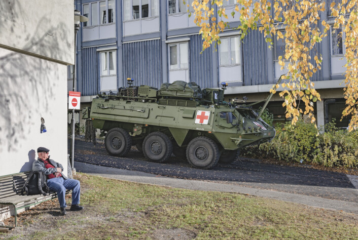DRAMMEN: En sisu forlater Drammen sykehus etter å ha levert skadet personnell DRAMMEN: En sisu forlater Drammen sykehus etter å ha levert skadet personnell