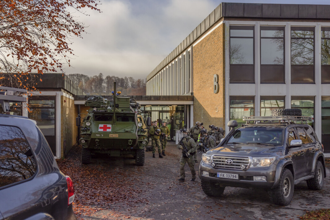 LIVVAKTER: Militære livvakter rykker frem. LIVVAKTER: Militære livvakter rykker frem.