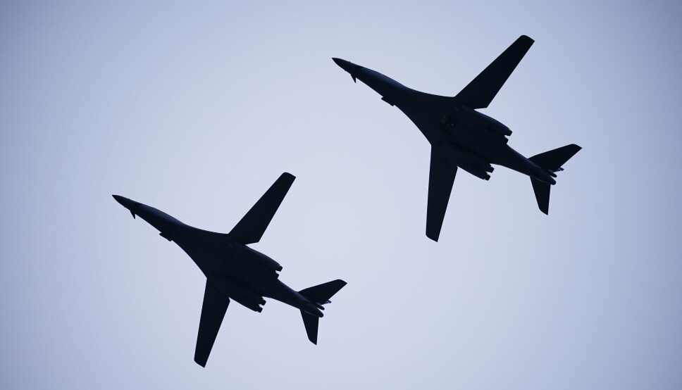USA: Amerikanske B-1B «Lancer» bombefly flyr over Ørland. Nå skal USA selge raketter til Saudi-Arabia.