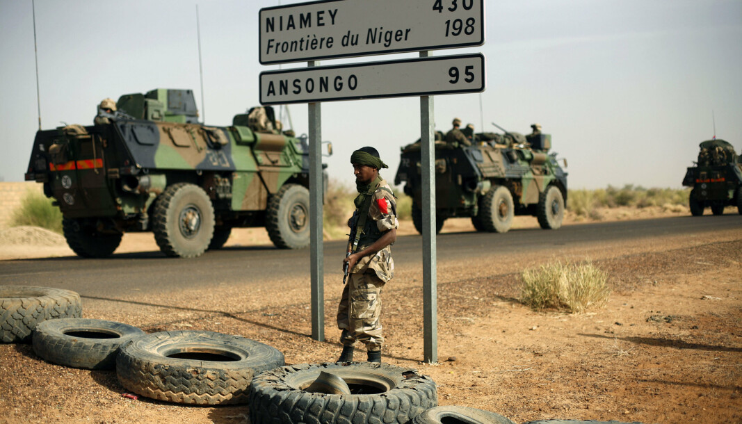 GRENSEOMRÅDE: Franske militærkjøretøy på vei mot grensen til Niger i 2013. Jihadister fra Mali krysser ofte grensen mellom de to landene.