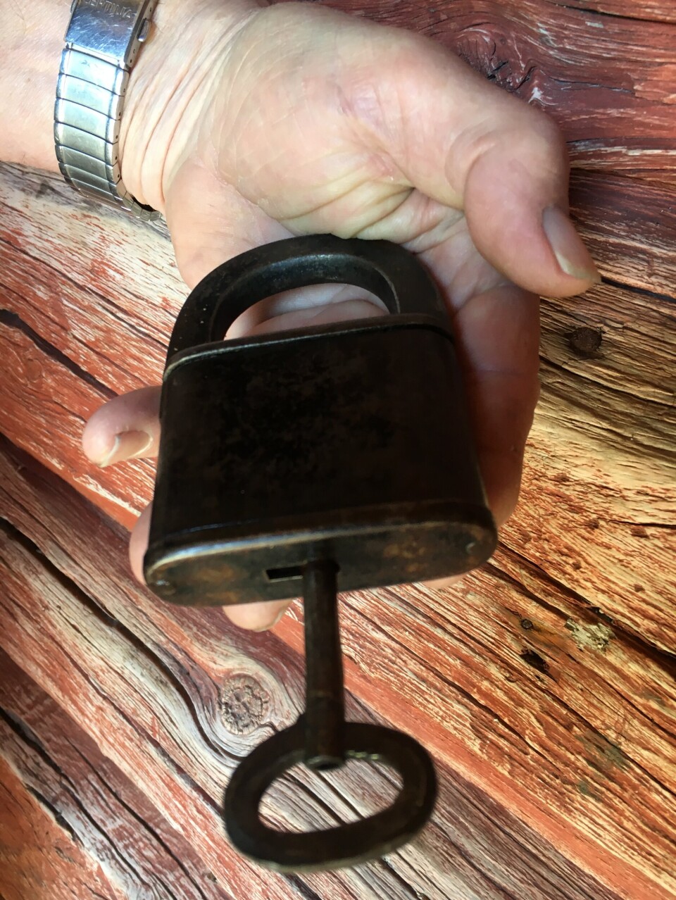 Hengelåsen som vart broten opp var berre eitt av mange spor Tom Lium fant under arbeidet med boka.