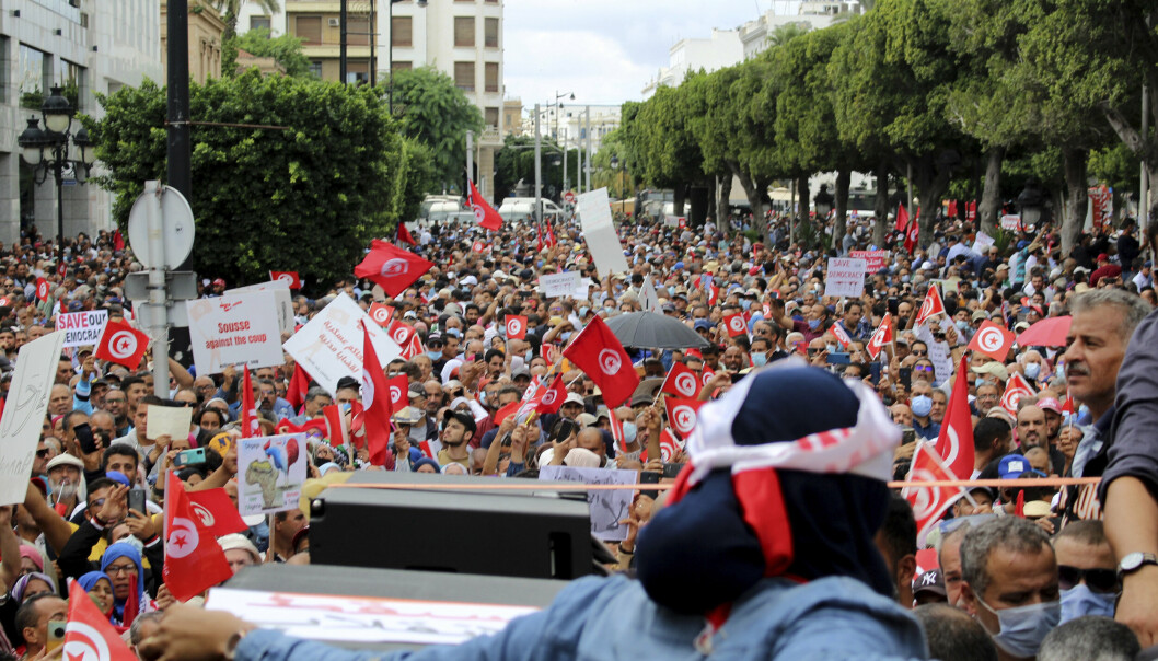 TRUSSEL MOT DEMOKRATIET: Tusenvis av mennesker demonstrerte i Tunisias hovedstad 10. oktober oktober i protest mot president Kais Saied maktovertakelse i juli og andre maktgrep som blir sett på som en trussel mot landets demokratiske prosesser.