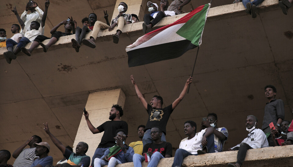 Kuppet i Sudan nylig er et nytt eksempel på vanskelighetene demokratiprosessene i den arabiske verden står overfor. I vinter er det ti år siden den arabiske våren feide over mange land i Midtøsten. Her protesterer sudanere mot kuppet.