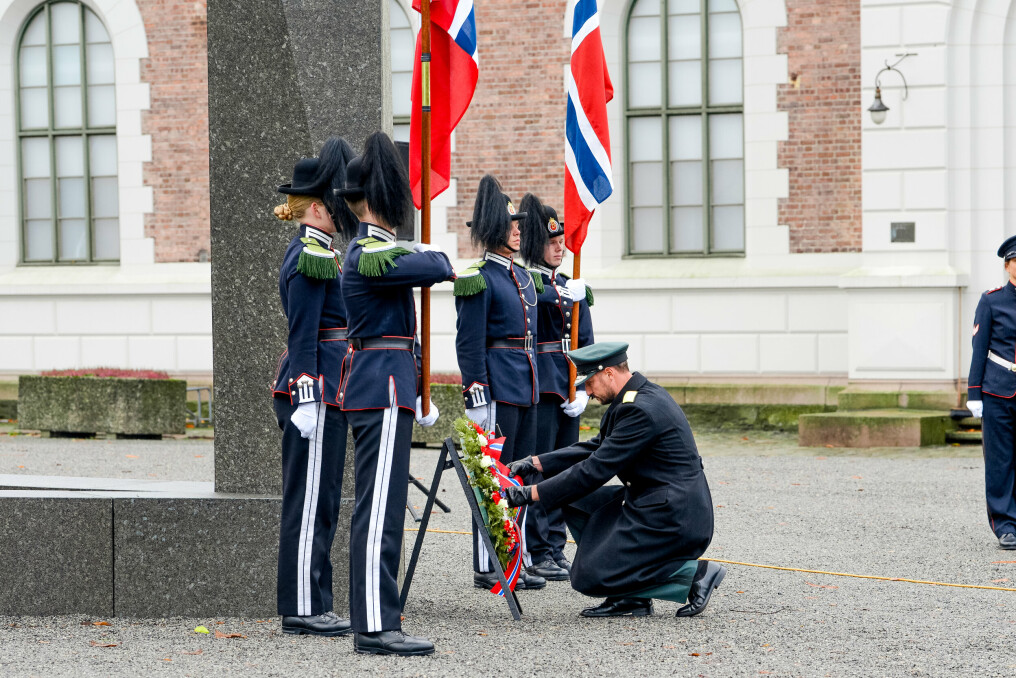 Forsvarets minnedag 2021. HKH Kronprins Haakon legger ned krans foran det nye nasjonale veteranmonumentet.