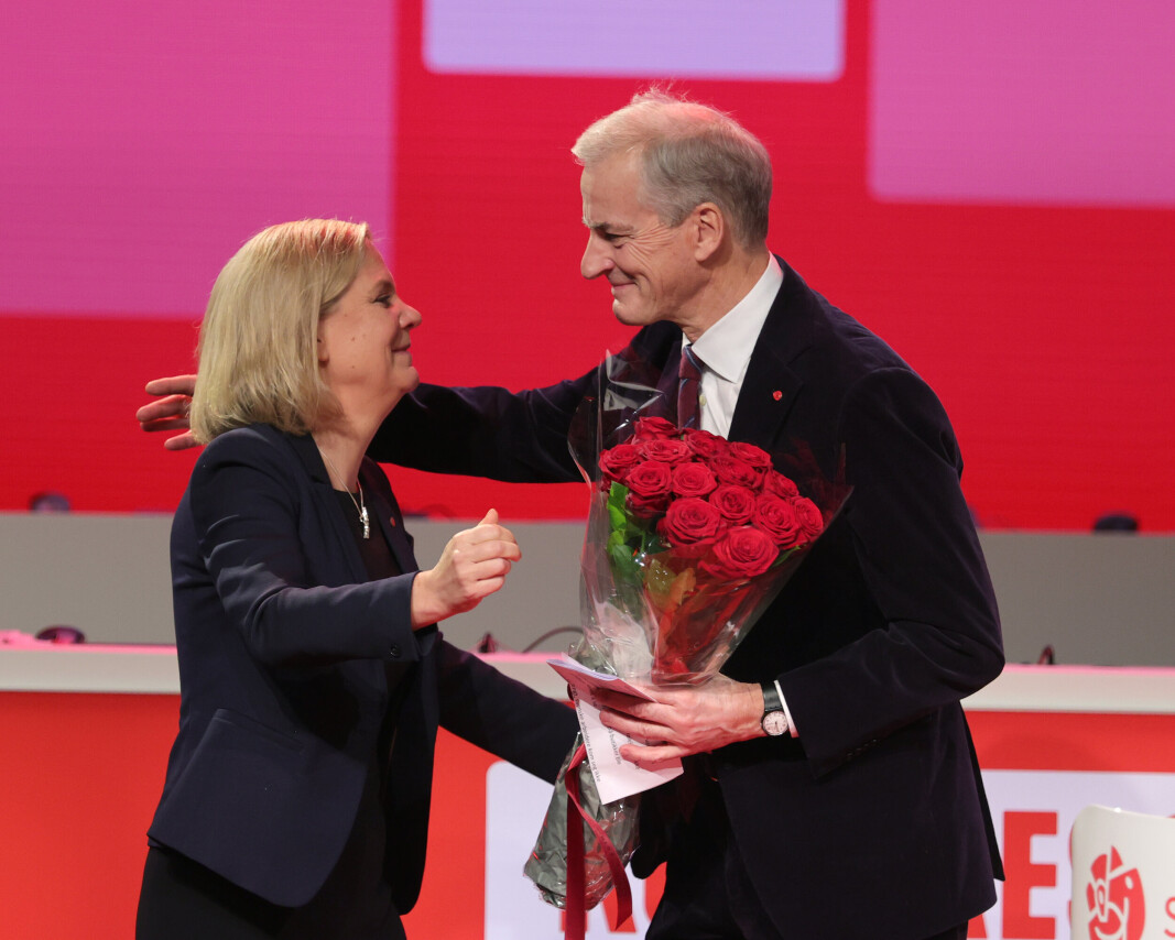 LANDSMØTE: Norges statsminister Jonas Gahr Støre får blomster av partileder i Socialdemokraterna Magdalena Andersson etter at han har holdt tale under avslutningen av partiets landsmøte i Göteborg søndag. LANDSMØTE: Norges statsminister Jonas Gahr Støre får blomster av partileder i Socialdemokraterna Magdalena Andersson etter at han har holdt tale under avslutningen av partiets landsmøte i Göteborg søndag.