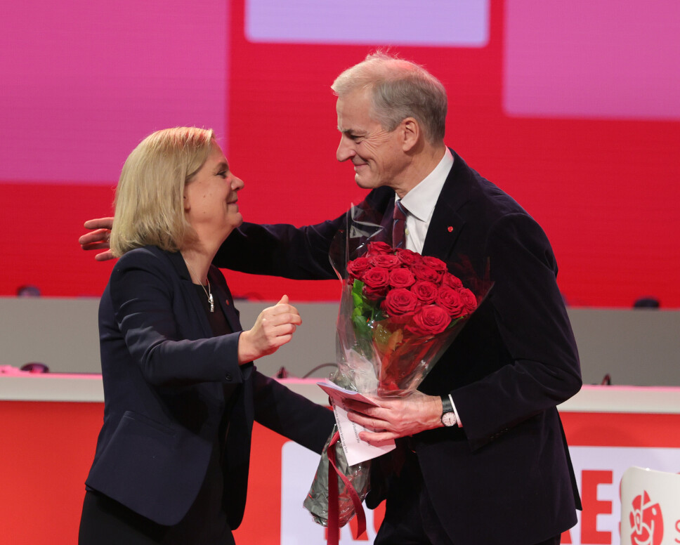 LANDSMØTE: Norges statsminister Jonas Gahr Støre får blomster av partileder i Socialdemokraterna Magdalena Andersson etter at han har holdt tale under avslutningen av partiets landsmøte i Göteborg søndag.