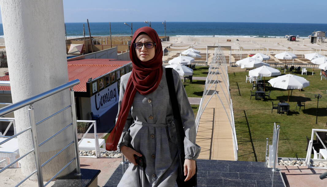 VIL UT: Den palestinske studenten Afaf al-Najar i Gaza by, onsdag. Hun kjemper nå for retten til å reise til Tyrkia for å studere, men ettersom faren har nektet henne å dra, ble hun stoppet av Hamas på grensen. VIL UT: Den palestinske studenten Afaf al-Najar i Gaza by, onsdag. Hun kjemper nå for retten til å reise til Tyrkia for å studere, men ettersom faren har nektet henne å dra, ble hun stoppet av Hamas på grensen.