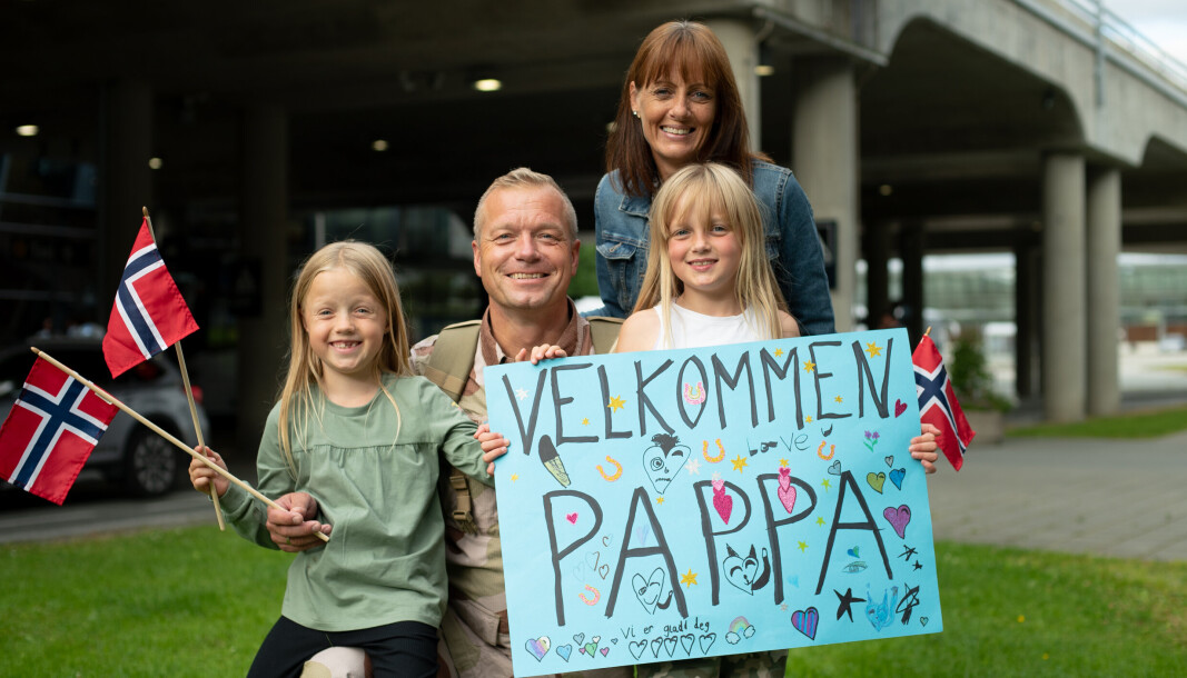 HJEMKOMST: Pappa Morten ble ønsket velkommen hjem av datteren Anna Elisif og resten av familien. Det kan du se i NRK sin serie «Bli med heim». HJEMKOMST: Pappa Morten ble ønsket velkommen hjem av datteren Anna Elisif og resten av familien. Det kan du se i NRK sin serie «Bli med heim».