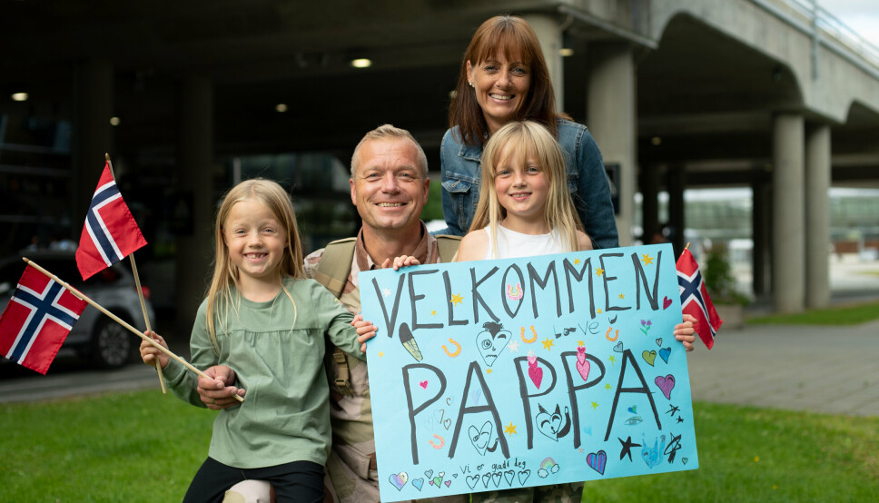HJEMKOMST: Pappa Morten ble ønsket velkommen hjem av datteren Anna Elisif og resten av familien. Det kan du se i NRK sin serie «Bli med heim».
