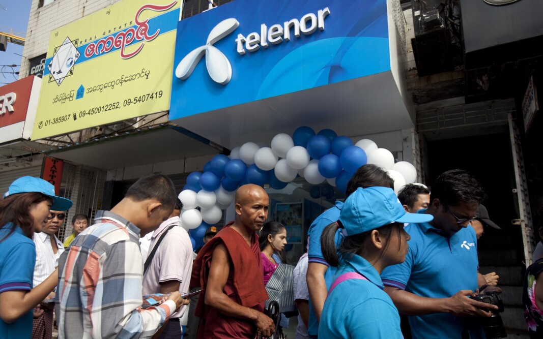YANGON: Lokale kunder utenfor en Telenor-butikk i Yangon, Myanmar. YANGON: Lokale kunder utenfor en Telenor-butikk i Yangon, Myanmar.