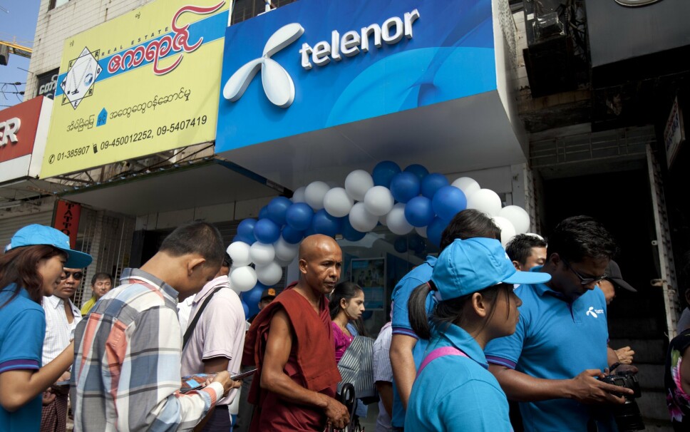YANGON: Lokale kunder utenfor en Telenor-butikk i Yangon, Myanmar.