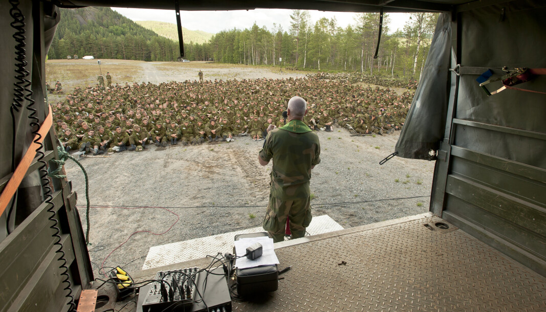 PRESTER: Om soldater har depresjoner, selvmordstanker eller andre psykiske problemer er universalløsningen i Forsvaret å sende dem til presten, skriver Tormod Overland. Dette bildet er fra en feltgudstjeneste. PRESTER: Om soldater har depresjoner, selvmordstanker eller andre psykiske problemer er universalløsningen i Forsvaret å sende dem til presten, skriver Tormod Overland. Dette bildet er fra en feltgudstjeneste.