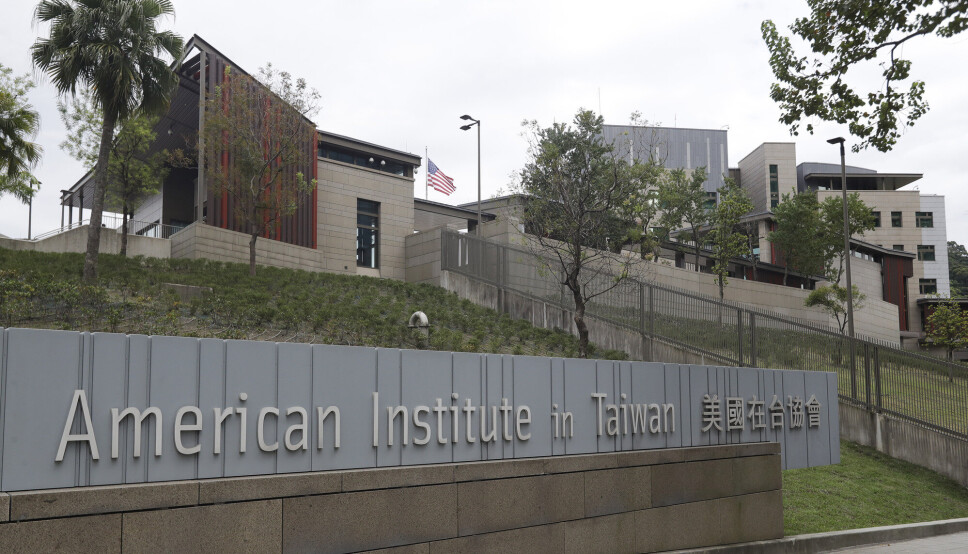 TAIWAN: Et amerikansk flagg ved Det amerikanske instituttet i Taiwans hovedstad Taipei onsdag. Taiwanske myndigheter sier de har samarbeidet med instituttet – som i praksis fungerer som en amerikansk ambassade – om arrangementer knyttet til kongressrepresentantenes besøk.