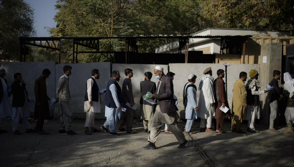 VIL UT AV AFGHANISTAN: Kø utenfor et passkontor i Kabul, Afghanistan. Flere hundre tusen har flyktet til nabolandet Iran etter at Taliban tok makten.