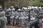 VOKTER GRENSEN: Polsk politi og militærpoliti bak grensegjerdet mellom Hviterussland og Polen 8. november.