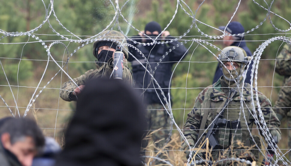 FORDØMMER: Polske grensevakter prøver å stanse migranter fra å krysse over fra Hviterussland. Torsdag holdt FNs sikkerhetsråd et krisemøte hvor de fordømte handlingene til Aleksandr Lukasjenkos regjering.