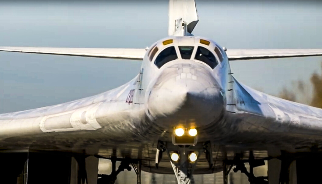 BOMBEFLY: Et russisk Tu-160 bombefly gjør klar for å patruljere hviterussisk luftrom torsdag 11. november. Både russiske krigsfly og hviterussiske helikoptre skal delta i en øvelse ved den polske grensen. BOMBEFLY: Et russisk Tu-160 bombefly gjør klar for å patruljere hviterussisk luftrom torsdag 11. november. Både russiske krigsfly og hviterussiske helikoptre skal delta i en øvelse ved den polske grensen.