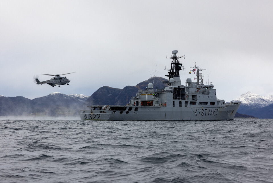 MILITÆRMAKT: NH90 og KV Andenes. En tjueårig kontrakt om leveranse av 14 stykk NH-90 helikoptre ble sagt opp mens det brøt ut krig i Ukraina. Hva med å vente litt til vi ser hvordan krigen utvikler seg, mener Oddmund H. Hammerstad.