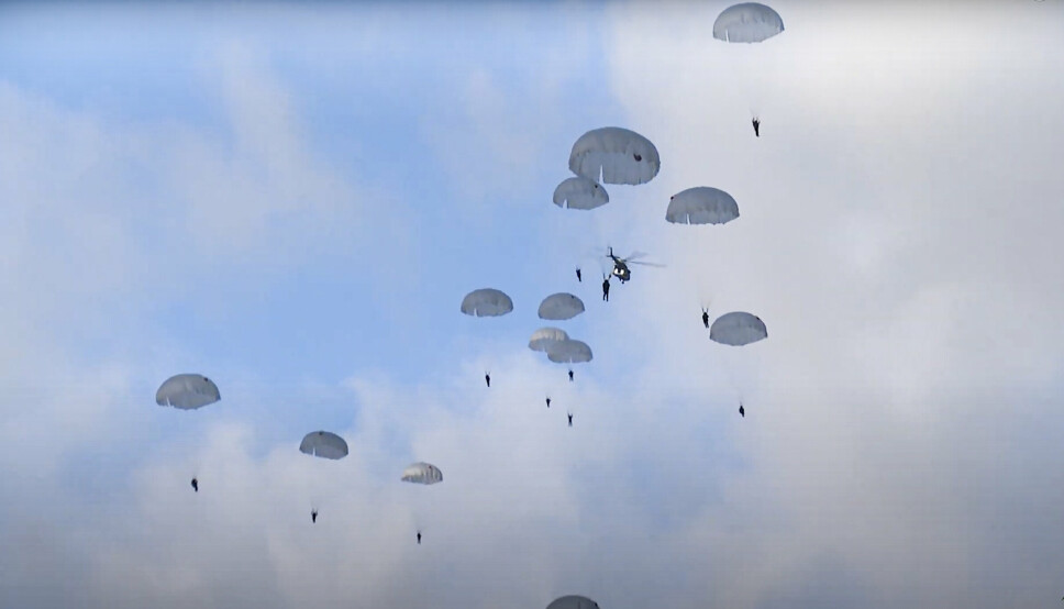 ØVELSE: Fallskjermjegere, russiske krigsfly og hviterussiske militærhelikoptre er involvert i øvelsen på grensen mellom Hviterussland og Polen fredag.
