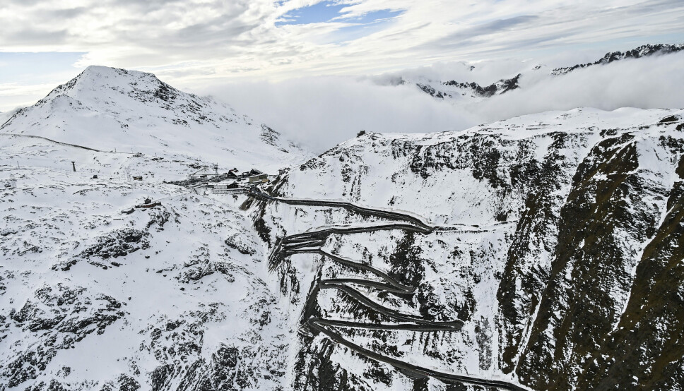 ITALIA: En nedfrosset bunker fra første verdenskrig ble funnet ved Stelvio nasjonalpark i Italia. Bildet viser en bilvei som mot Stelvio Pass, 2,757 meter over havet.