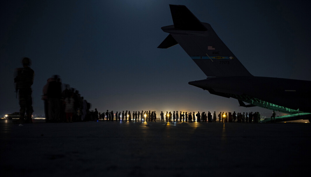 EVAKUERING: Afghanere sto i kø for å bli evakuert fra flyplassen i Afghanistans hovedstad Kabul 21. august. Siden august har rundt 1000 afghanere kommet til Norge. EVAKUERING: Afghanere sto i kø for å bli evakuert fra flyplassen i Afghanistans hovedstad Kabul 21. august. Siden august har rundt 1000 afghanere kommet til Norge.