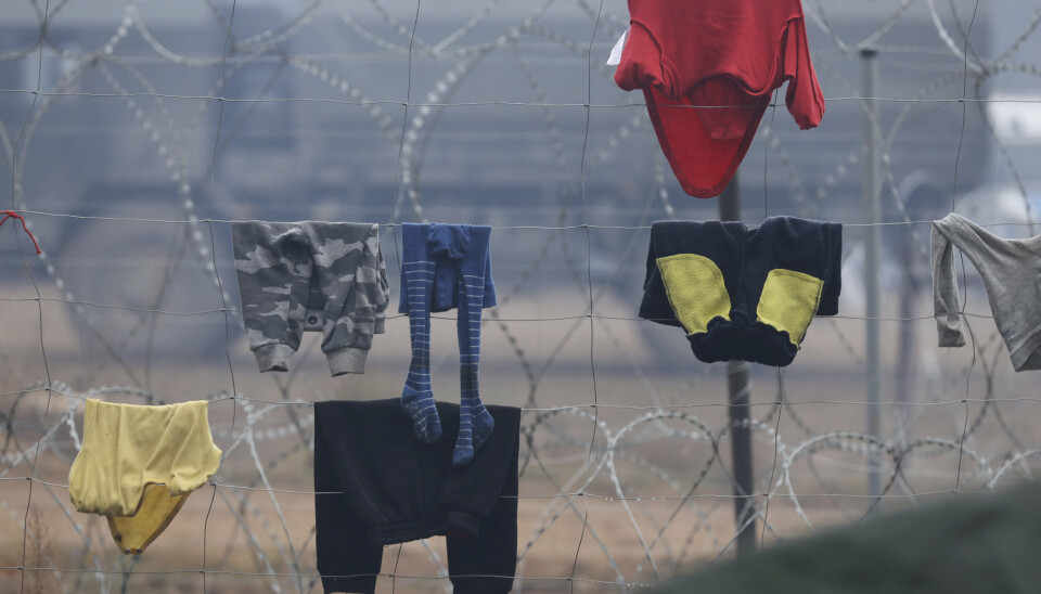 TIL TØRK: Barn og babyer er blant migrantene som nå holder til på grensen mellom Hviterussland og Polen. Her hang barneklær til tørk på et piggtrådgjerde på grensen søndag 14. november.