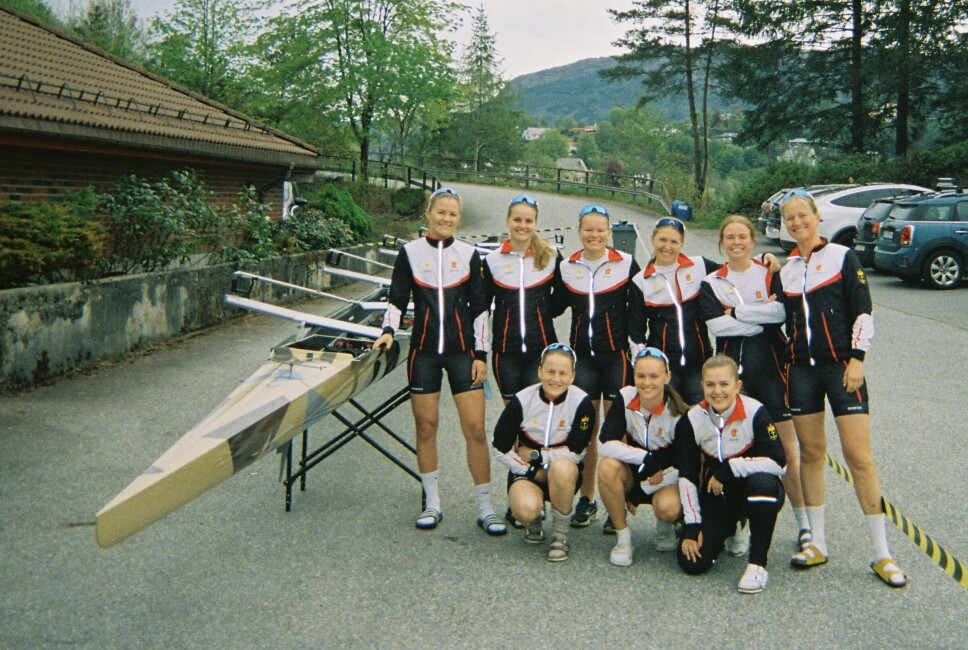 ROLAGET: Gravem (nr. 2 fra høyre bak) sammen med noen av de andre jentene på kvinnelaget til SKKR (Sjøkrigsskolens Kvinnelige Rolag).