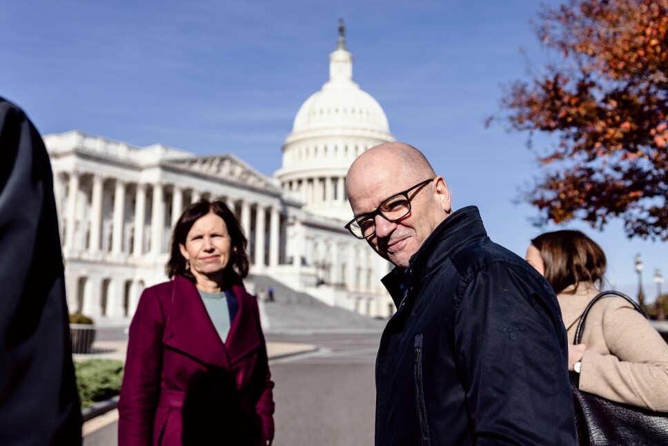 WASHINGTON: Ambassadør Anniken Krutnes og forsvarsminister Odd Roger Enoksen (Sp) foran den amerikanske Kongressen.