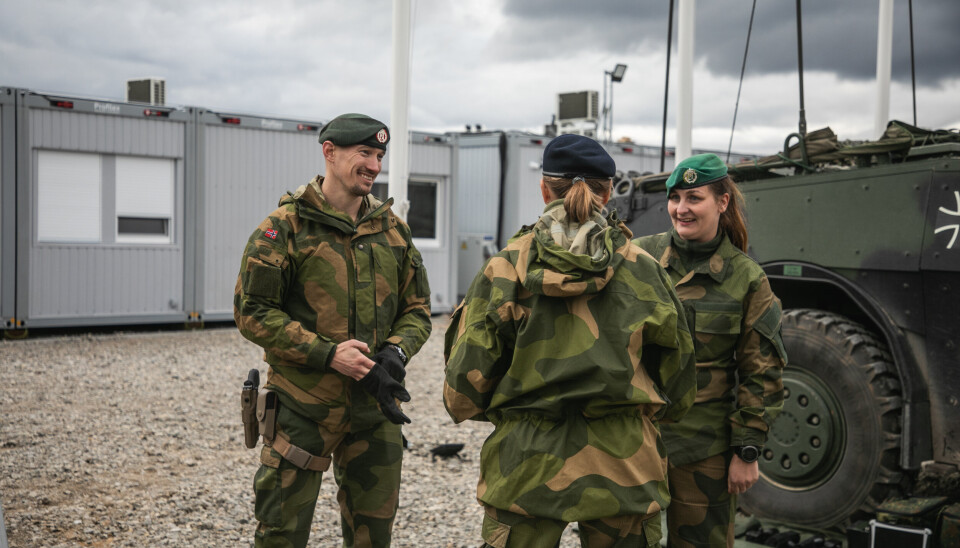 LITAUEN: Det norske bidraget i Litauen er ikke påvirket av migrantkrisen på grensen, ifølge rittmerster Linda Bertheussen i Telemark bataljon(t.h.). Her er hun sammen med major Bjørnar Bjørningstad og viseadmiral Louise Kathrine Dedichen. LITAUEN: Det norske bidraget i Litauen er ikke påvirket av migrantkrisen på grensen, ifølge rittmerster Linda Bertheussen i Telemark bataljon(t.h.). Her er hun sammen med major Bjørnar Bjørningstad og viseadmiral Louise Kathrine Dedichen.