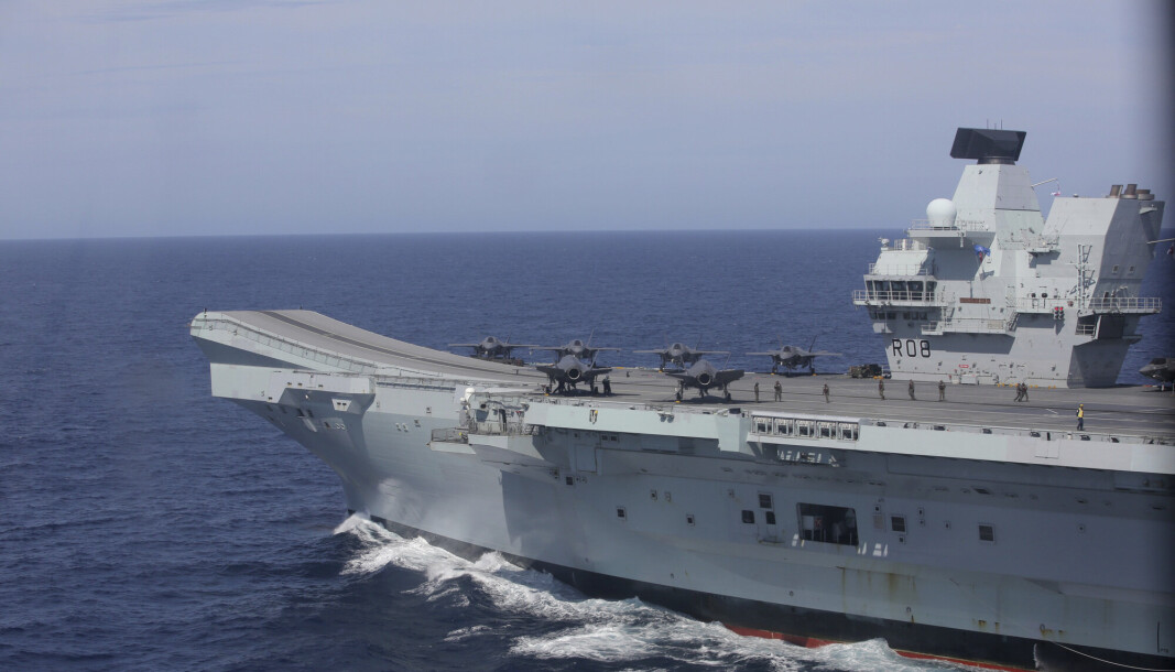 ULYKKE: Kort tid etter at et britisk F-35 kampfly tok av fra hangarskipet HMS Queen Elizabeth (bildet) 17. november 2021, styrtet det i Middelhavet. ULYKKE: Kort tid etter at et britisk F-35 kampfly tok av fra hangarskipet HMS Queen Elizabeth (bildet) 17. november 2021, styrtet det i Middelhavet.