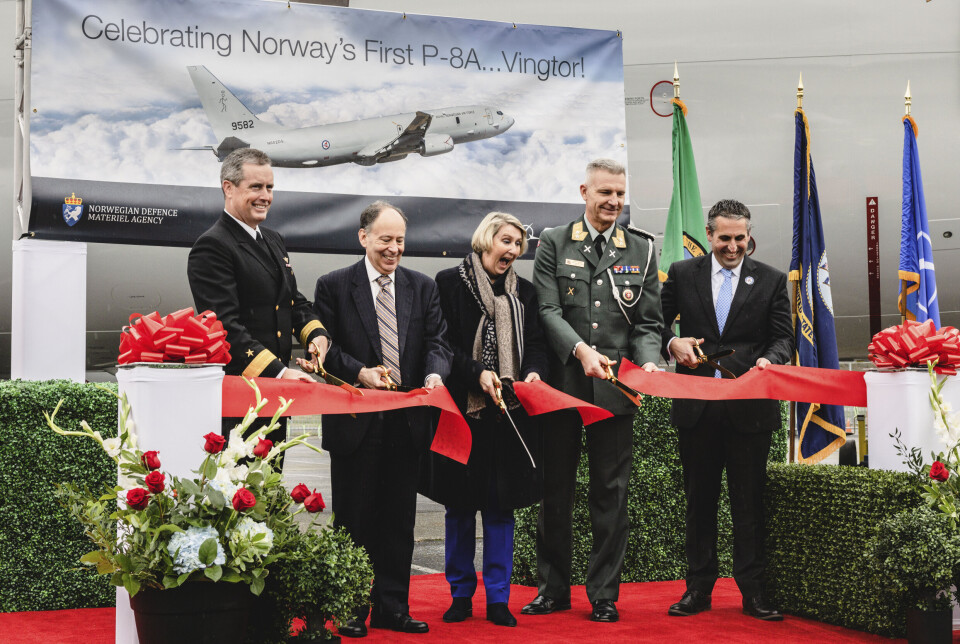 KLIPPET SNOREN: Kontreadmiral Anthony E. Rossi, statssekretær i USAs marinedepartment Marty Simon, sjef FMA Mette Sørfonden og forsvarsattaché Odd-Harald Hagen klippet snoren foran Norges første P-8.