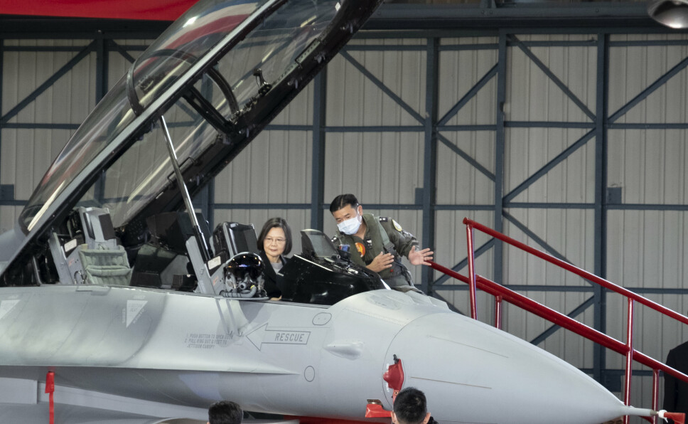 JAGERFLY: Taiwans president Tsai Ing-wen får en orientering i cockpiten i forbindelse med at oppgraderte F-16-fly settes i tjeneste i landet. Bildet er tatt under en seremoni på militærbasen i Chiayi sørvest på øya torsdag.