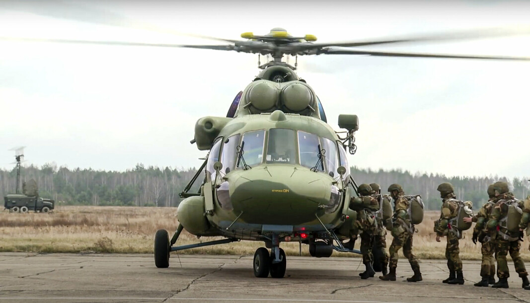 ØVELSE: Russiske og hviterussiske fallskjermsoldater på vei inn i et helikopter i forbindelse med en felles øvelse 12. november.